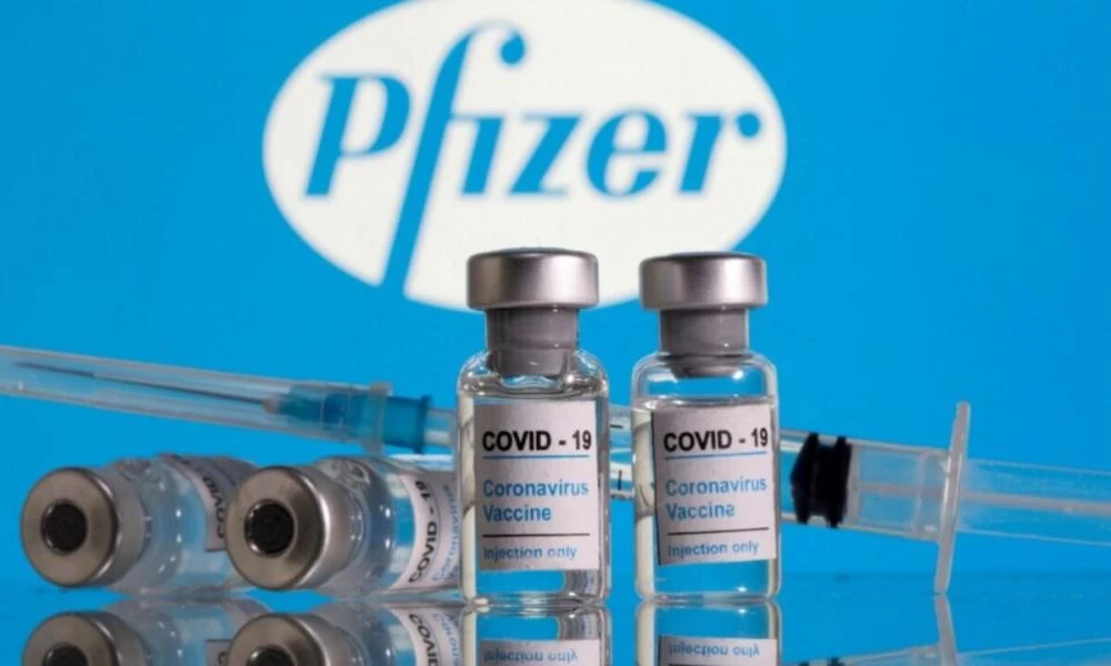 Η Pfizer πιέζει για την περίφημη αναμνηστική δόση